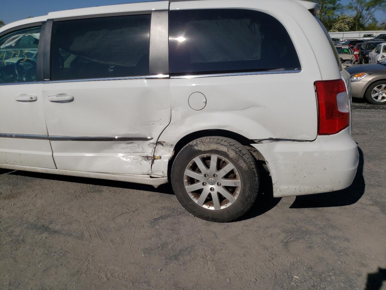 Photo 9 from auction – 2014 CHRYSLER TOWN & COU with VIN 2C4RC1BG6ER269275