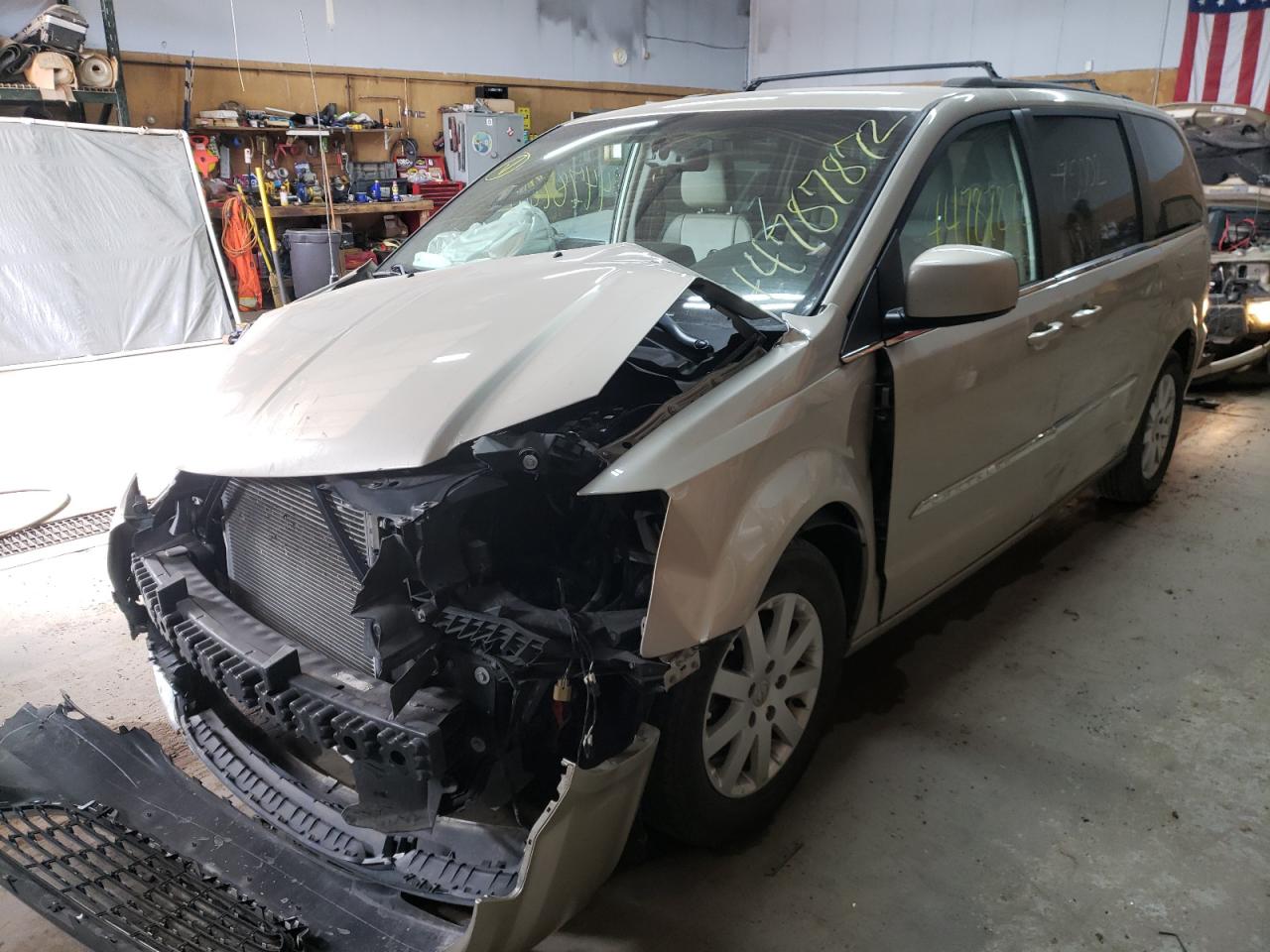 Photo 2 from auction – 2015 CHRYSLER TOWN & COU with VIN 2C4RC1BG3FR694714