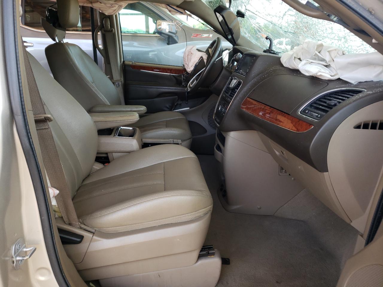 Photo 5 from auction – 2014 CHRYSLER TOWN & COU with VIN 2C4RC1BG5ER438573