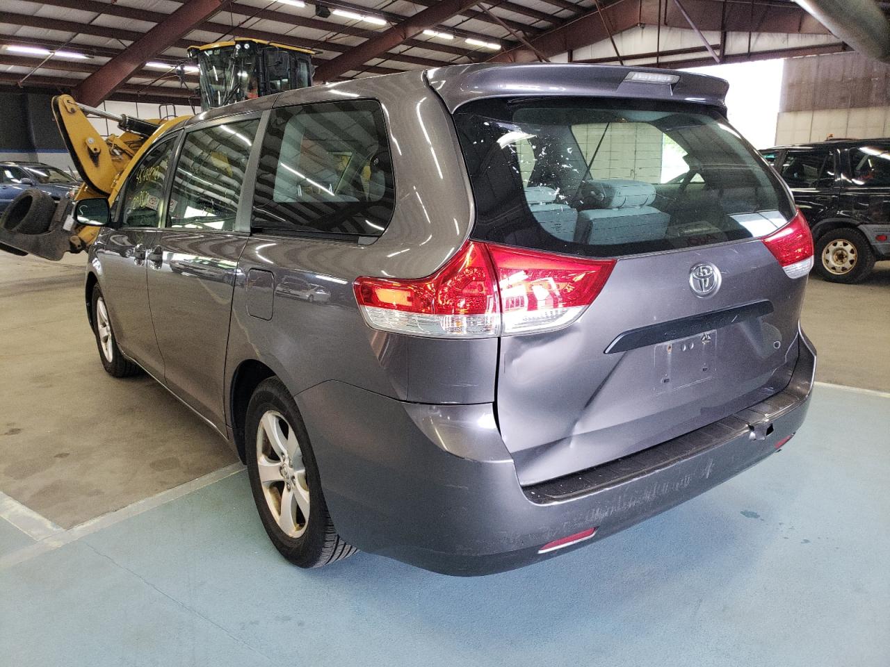 Photo 3 from auction – 2011 TOYOTA SIENNA with VIN 5TDZK3DC3BS024123