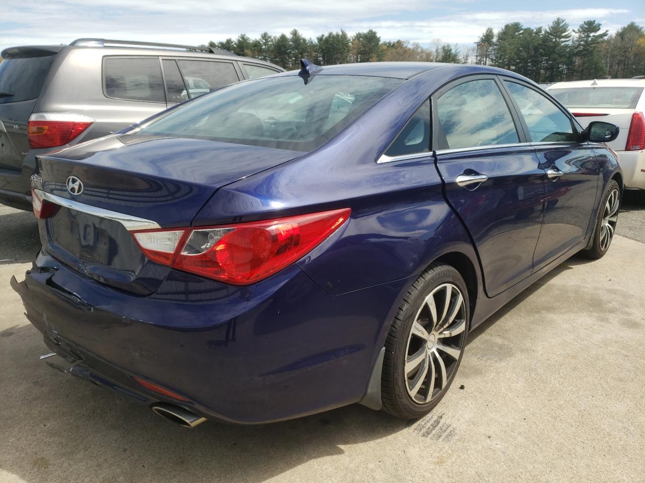 Photo 4 from auction – 2011 HYUNDAI SONATA SE with VIN 5NPEC4AC9BH238223