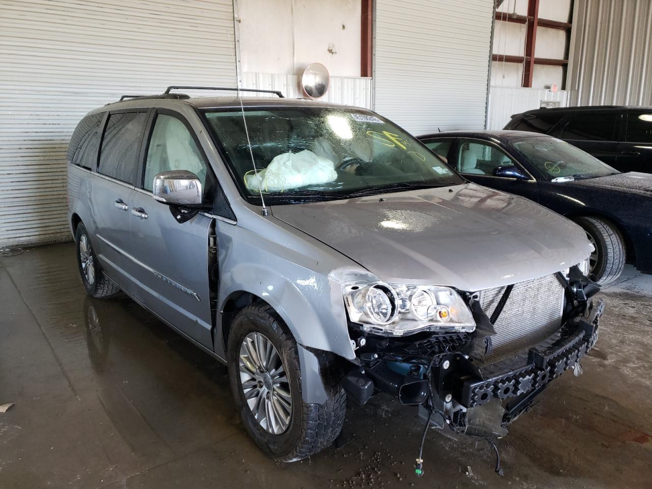CHRYSLER TOWN & COU 2015 with VIN 2C4RC1CG4FR546814 - Photo from auction