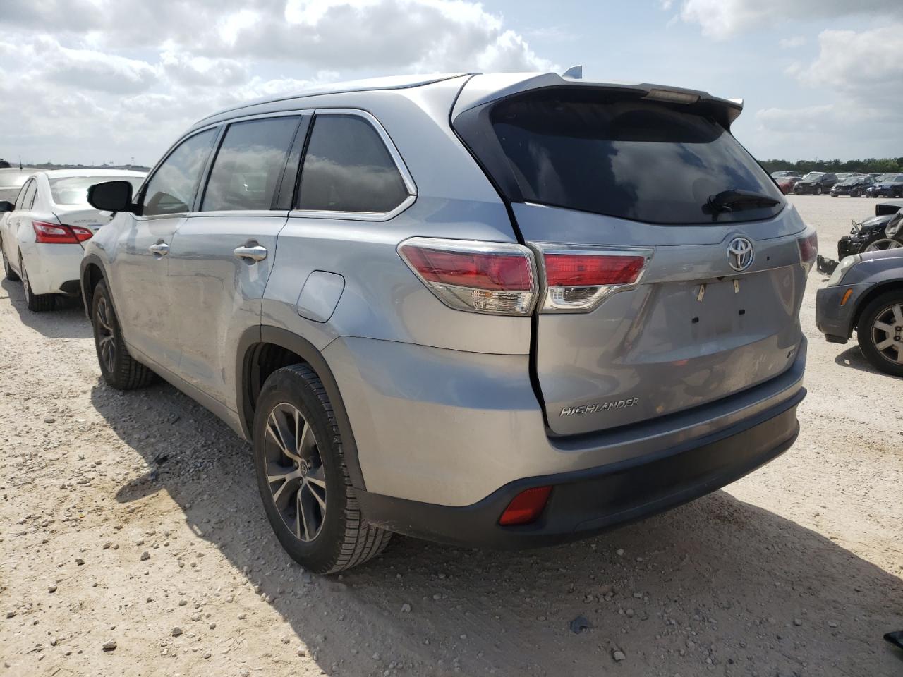 Photo 3 from auction – 2016 TOYOTA HIGHLANDER with VIN 5TDKKRFH5GS178028