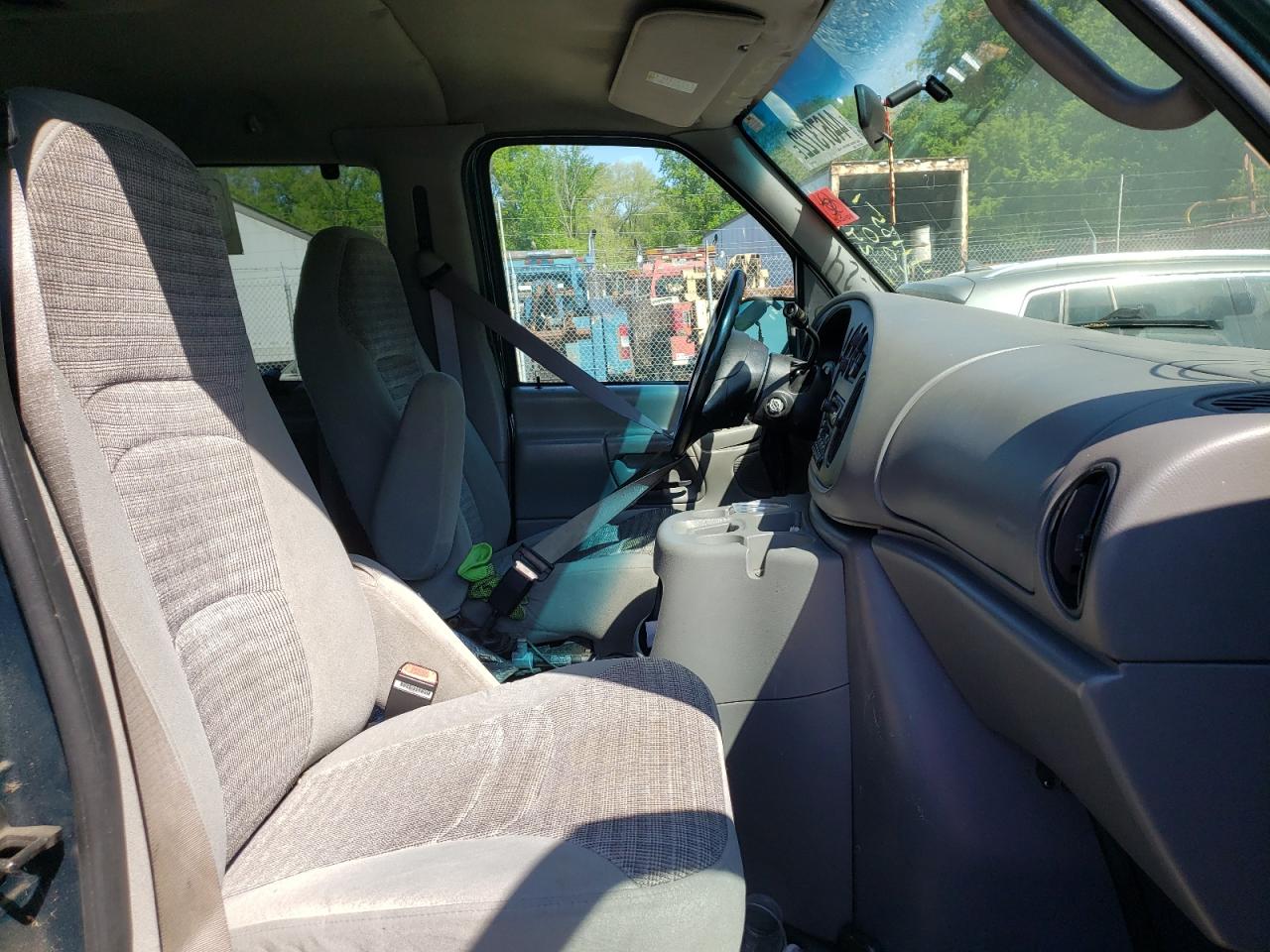 Photo 5 from auction – 2001 FORD ECONOLINE with VIN 1FBSS31L01HA08099