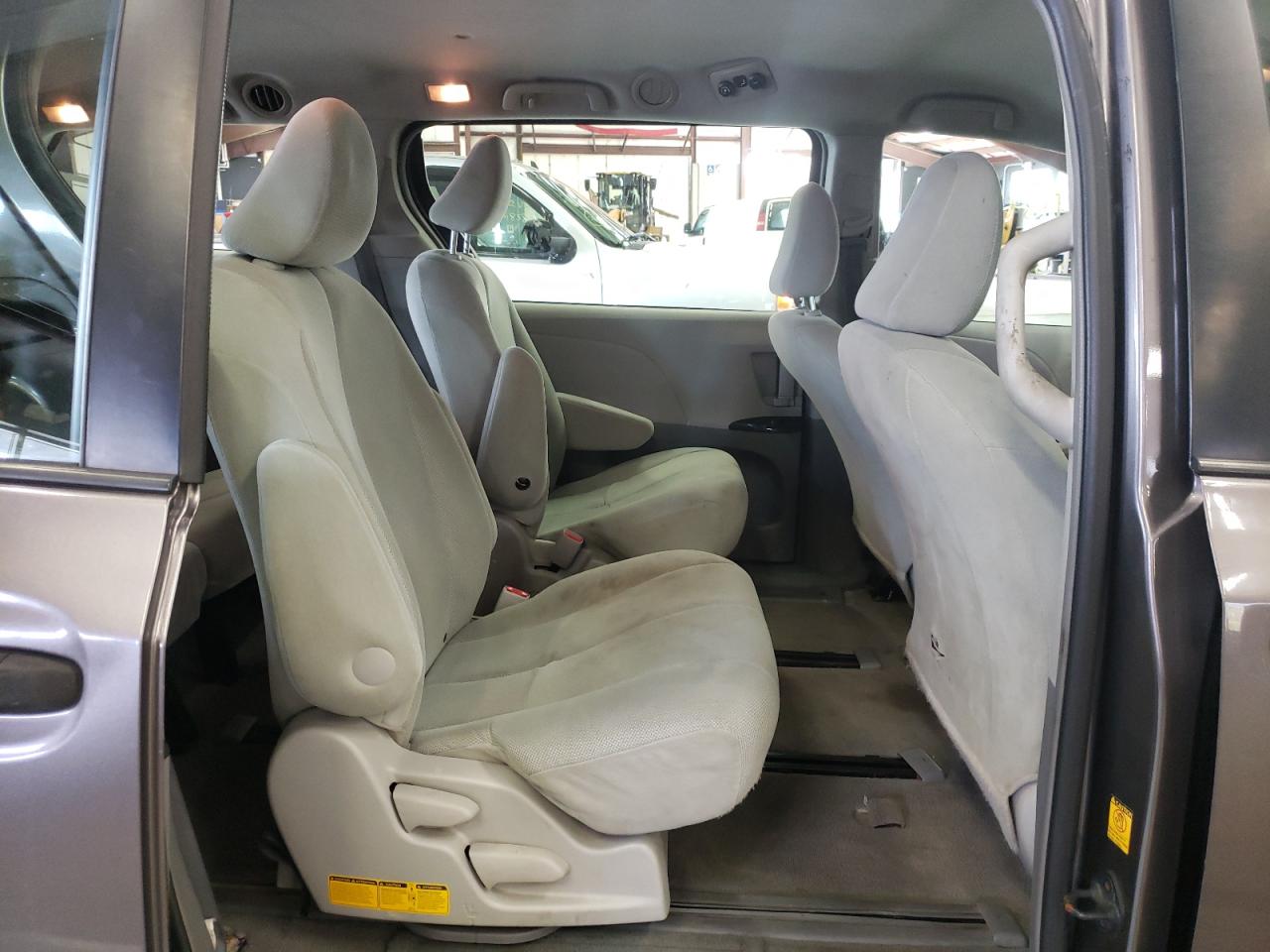 Photo 6 from auction – 2011 TOYOTA SIENNA with VIN 5TDZK3DC3BS024123
