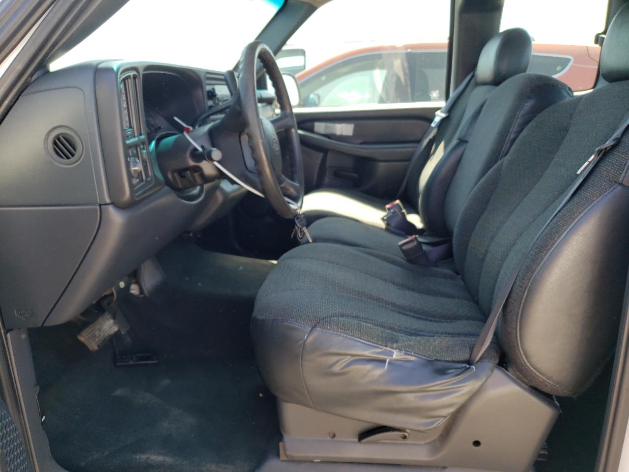 Photo 5 from auction – 2000 CHEVROLET SILVERADO with VIN 2GCEC19V0Y1111164