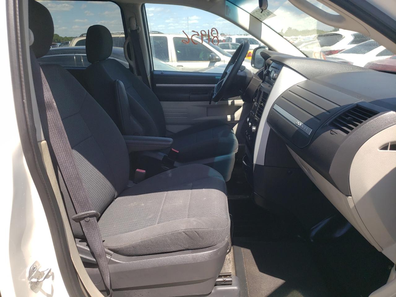 Photo 5 from auction – 2010 DODGE GRAND CARA with VIN 2D4RN4DE3AR119340