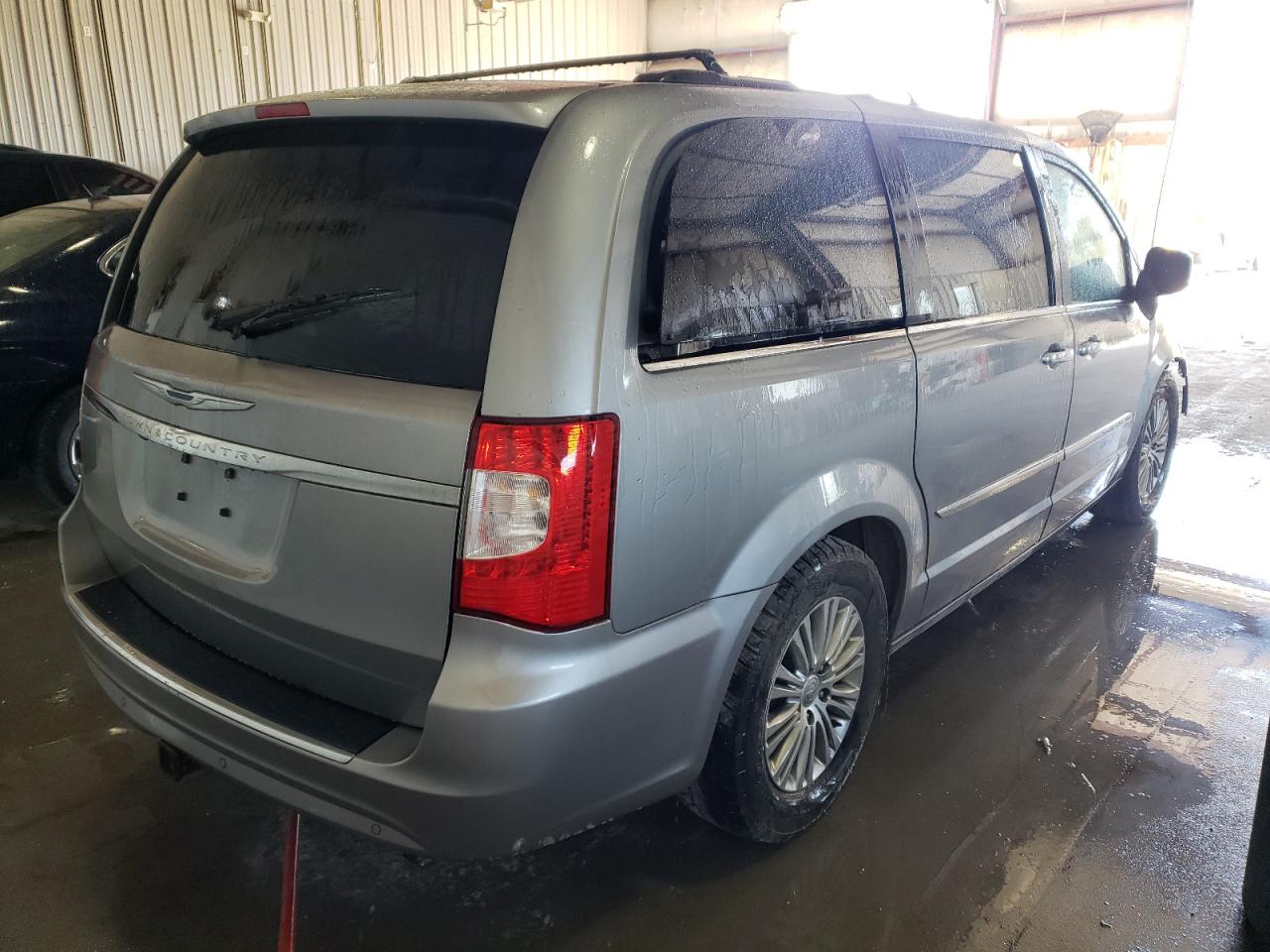 Photo 4 from auction – 2015 CHRYSLER TOWN & COU with VIN 2C4RC1CG4FR546814