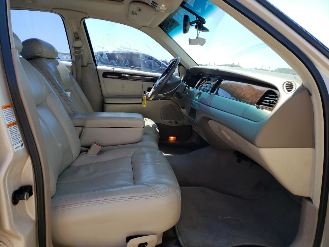 Photo 5 from auction – 2000 LINCOLN TOWN CAR C with VIN 1LNHM83W8YY816131