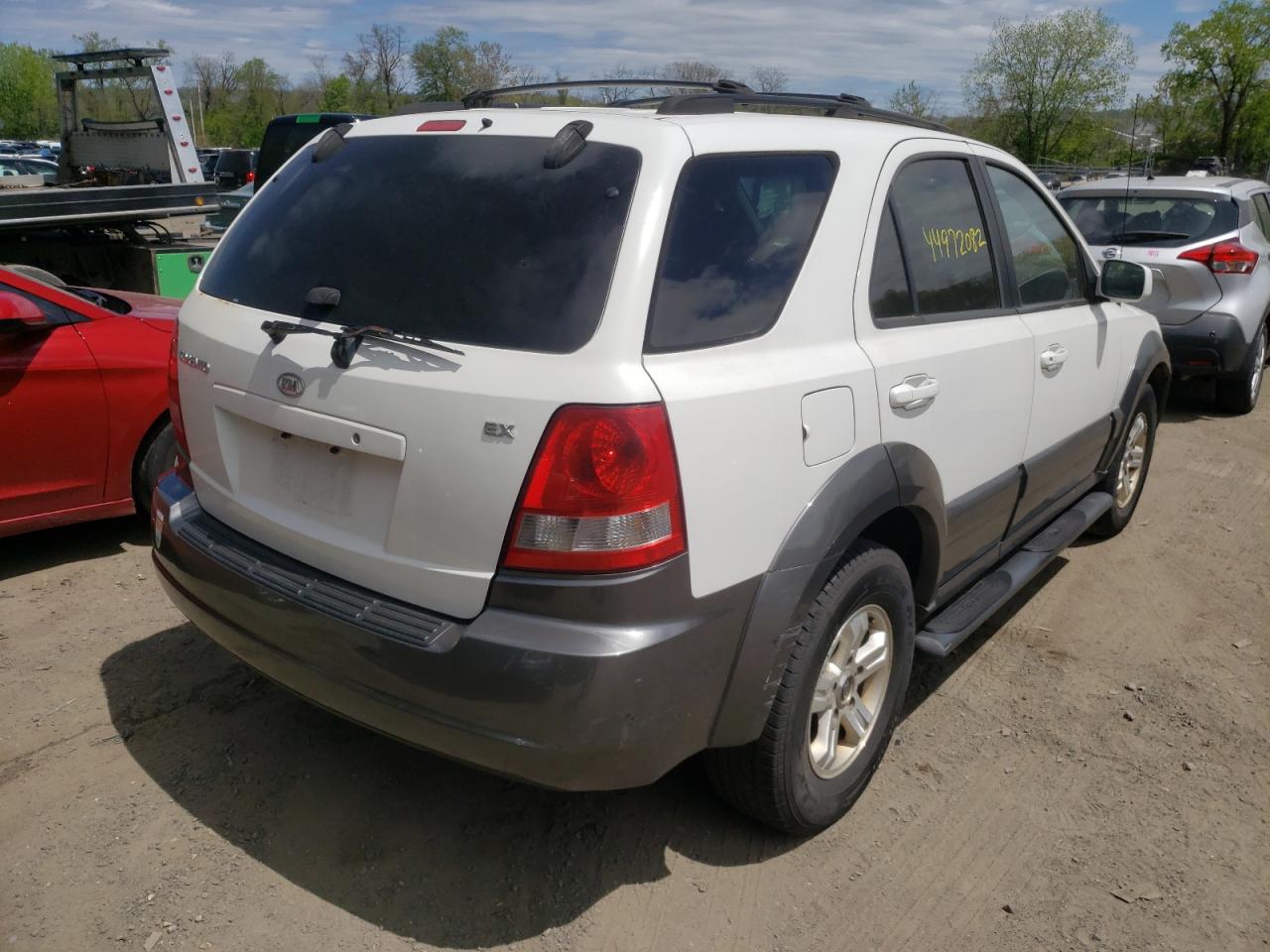 Photo 4 from auction – 2004 KIA SORENTO EX with VIN KNDJC733845323991