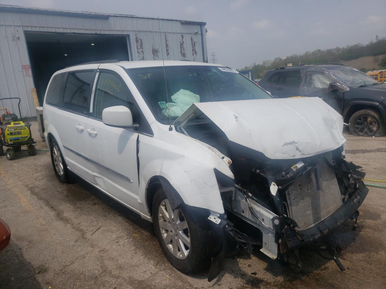 Photo 1 from auction – 2015 CHRYSLER TOWN & COU with VIN 2C4RC1BG4FR537628