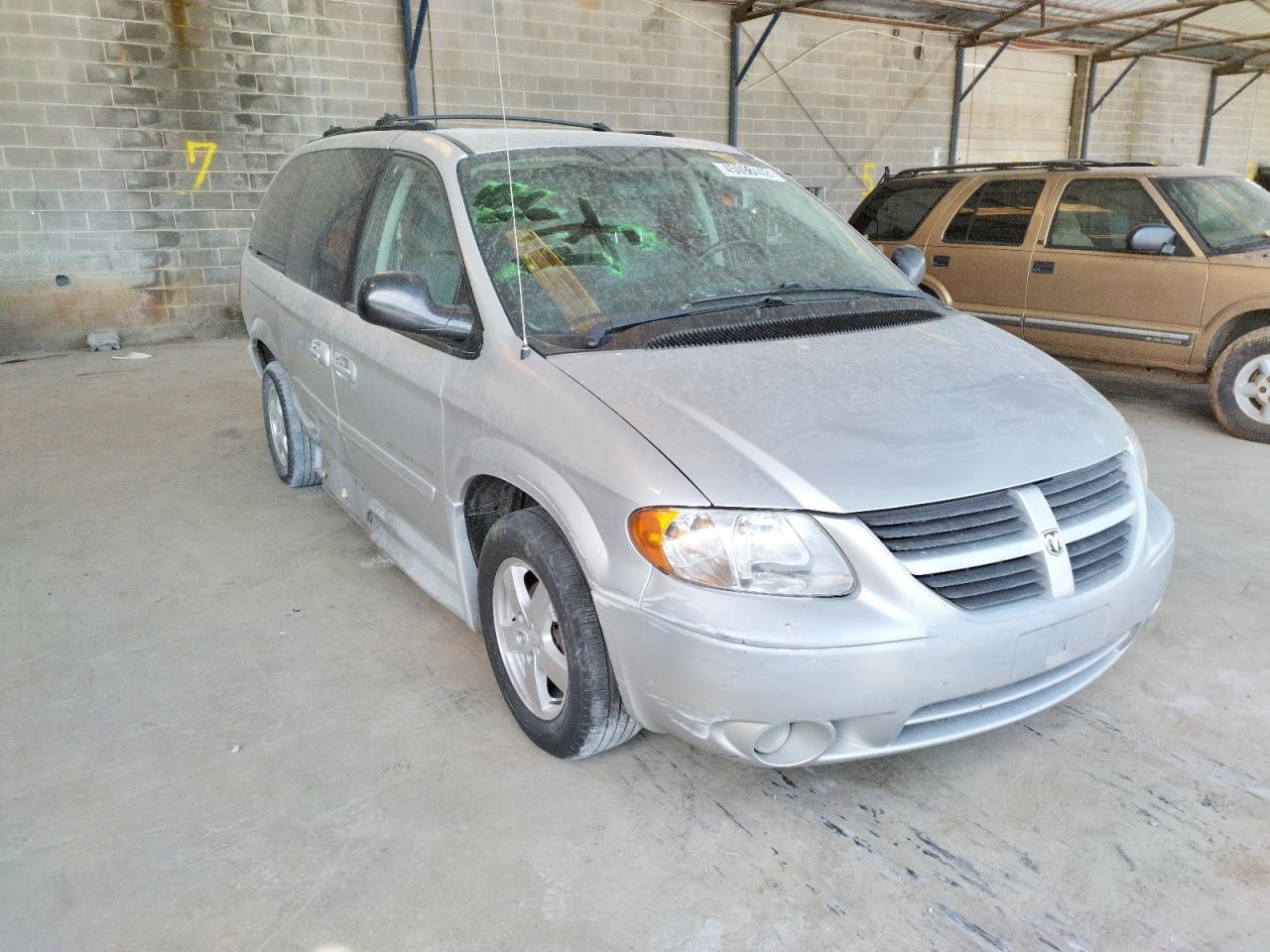 DODGE GRAND CARA 2005 with VIN 2D4GP44L05R596457 - Photo from auction