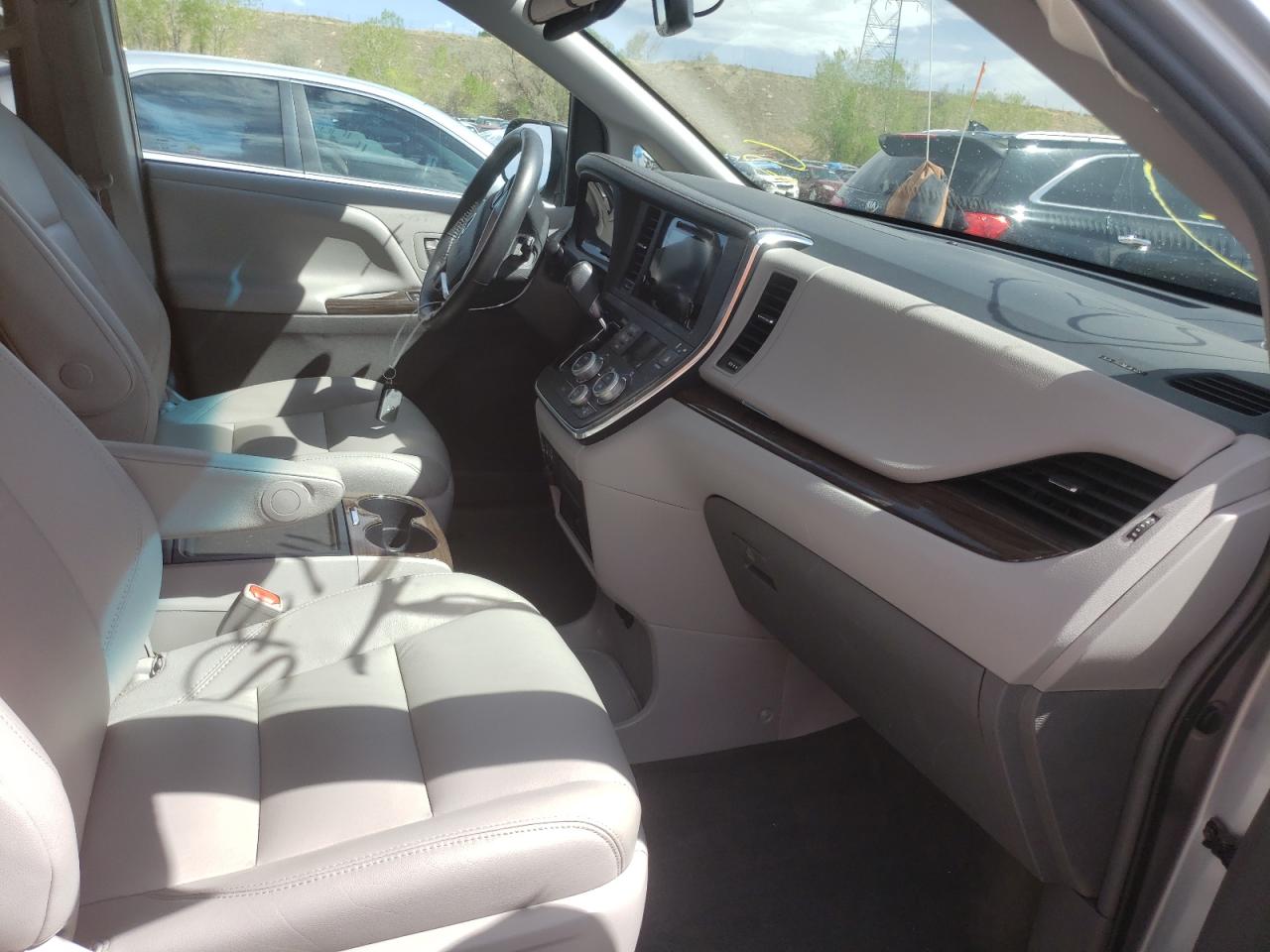 Photo 5 from auction – 2017 TOYOTA SIENNA XLE with VIN 5TDDZ3DC0HS187567