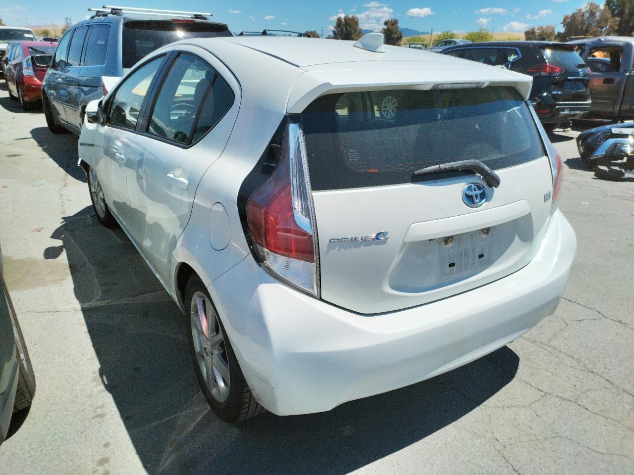Photo 3 from auction – 2015 TOYOTA PRIUS C with VIN JTDKDTB37F1097397