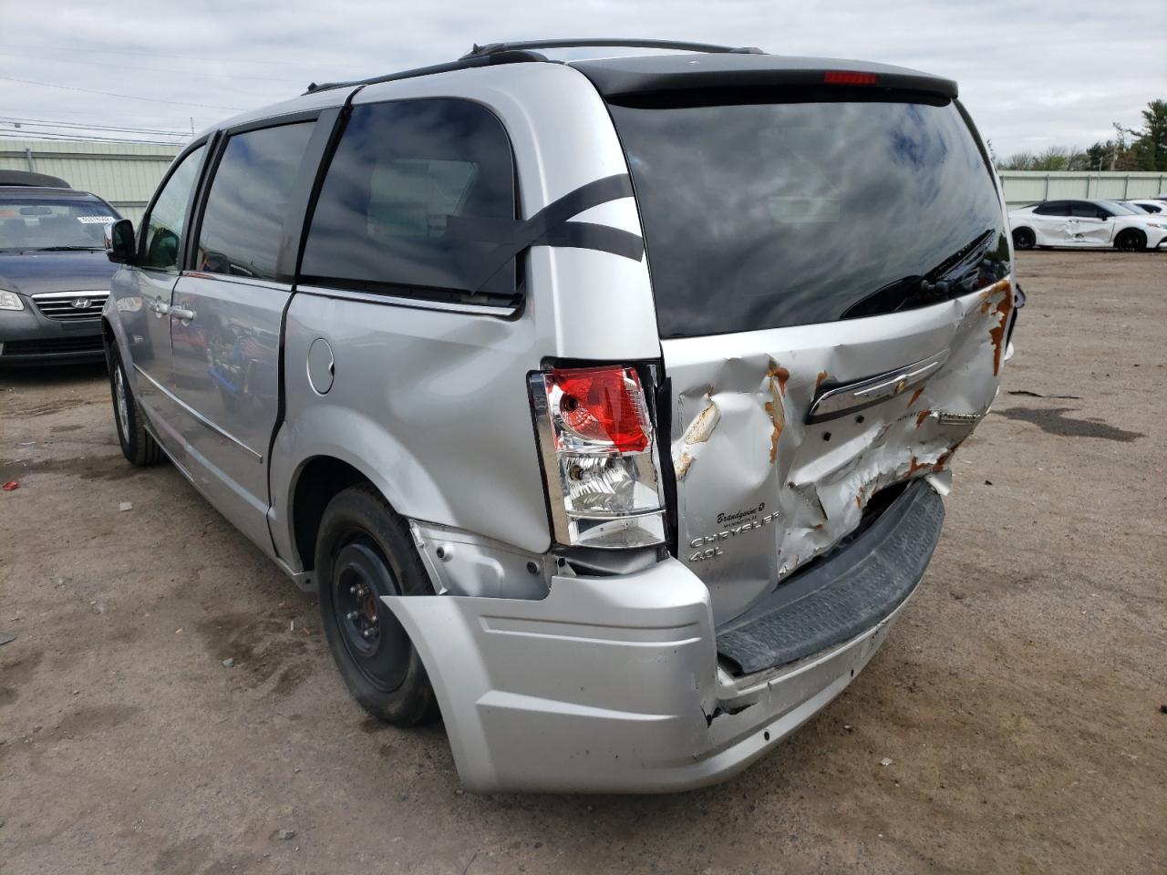 Photo 3 from auction – 2010 CHRYSLER TOWN & COU with VIN 2A4RR8DX7AR374898