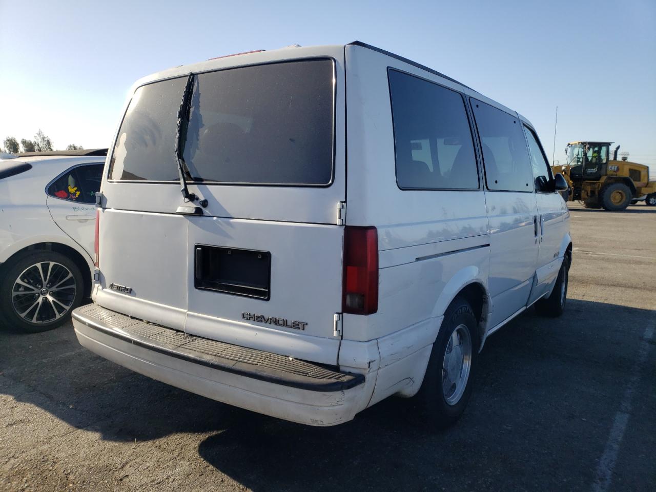 Photo 4 from auction – 2000 CHEVROLET ASTRO with VIN 1GNDM19W5YB212953