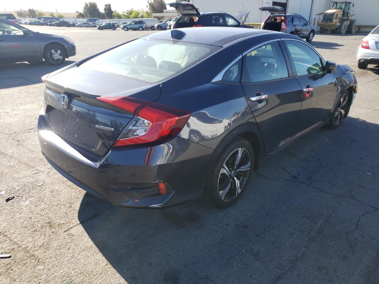 Photo 4 from auction – 2016 HONDA CIVIC TOUR with VIN 19XFC1F95GE221768