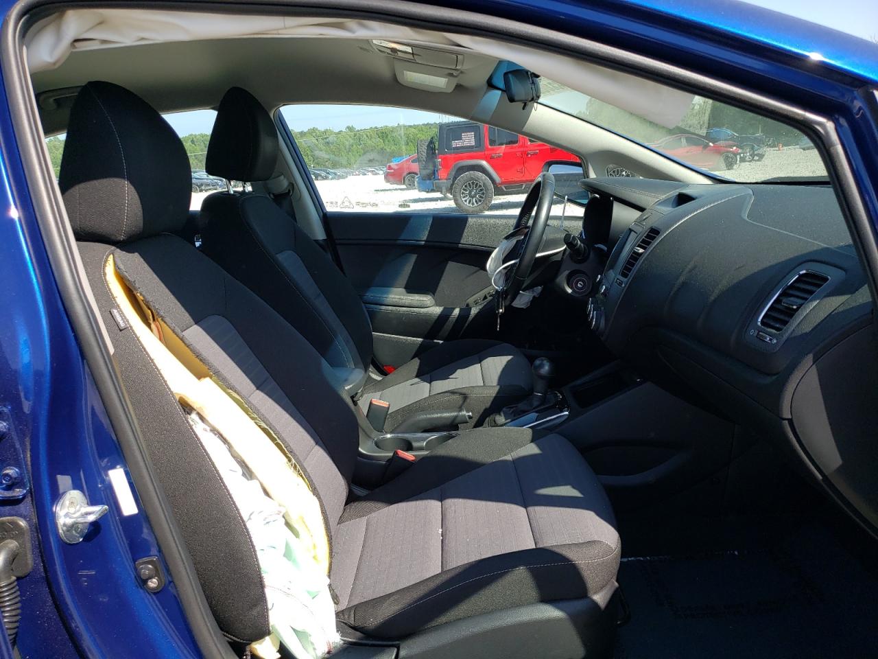 Photo 5 from auction – 2018 KIA FORTE LX with VIN 3KPFL4A70JE189018