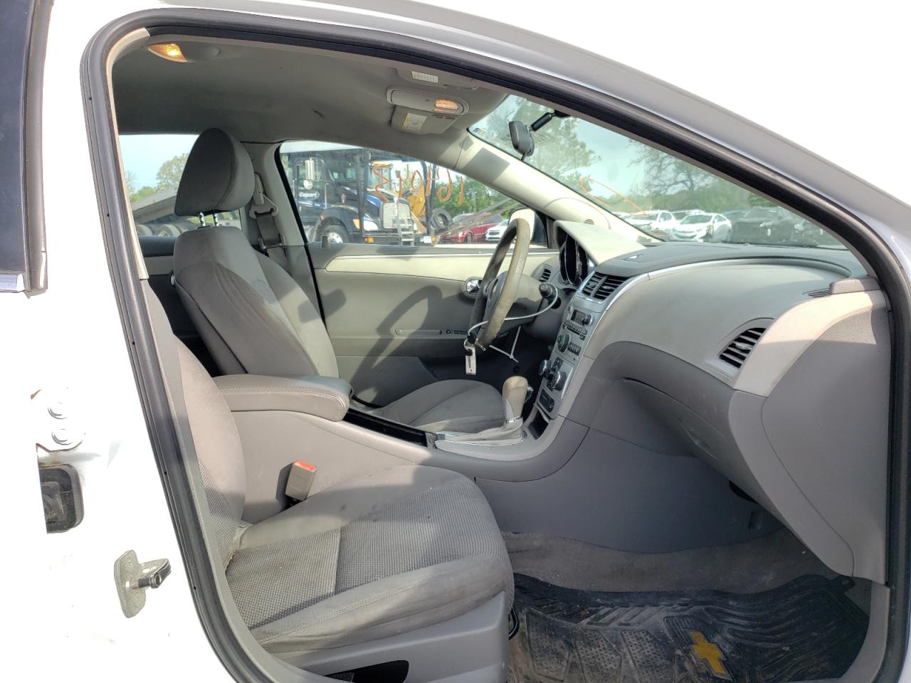 Photo 5 from auction – 2011 CHEVROLET MALIBU LS with VIN 1G1ZA5EU5BF339603