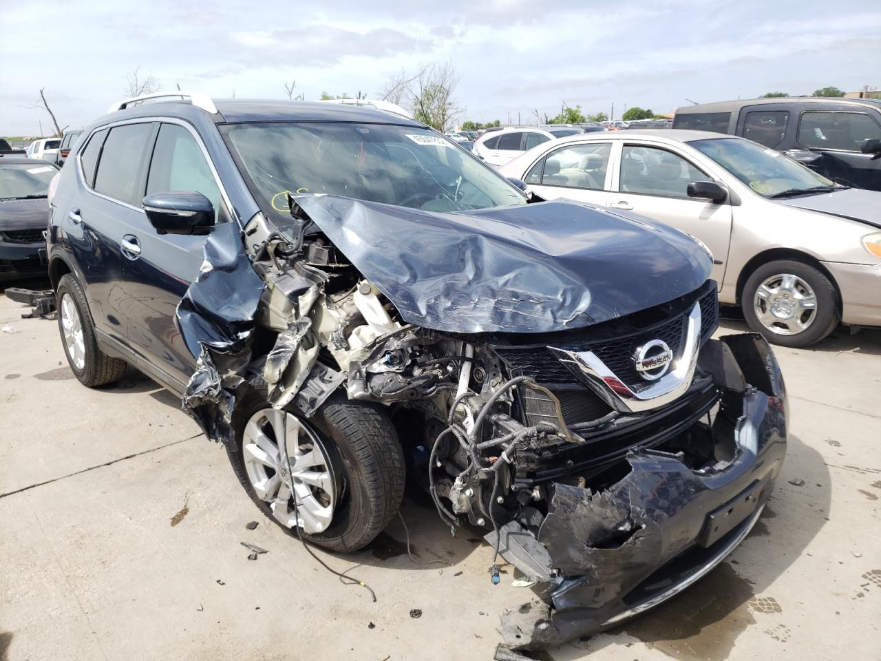 NISSAN ROGUE S 2015 with VIN 5N1AT2ML1FC818836 - Photo from auction
