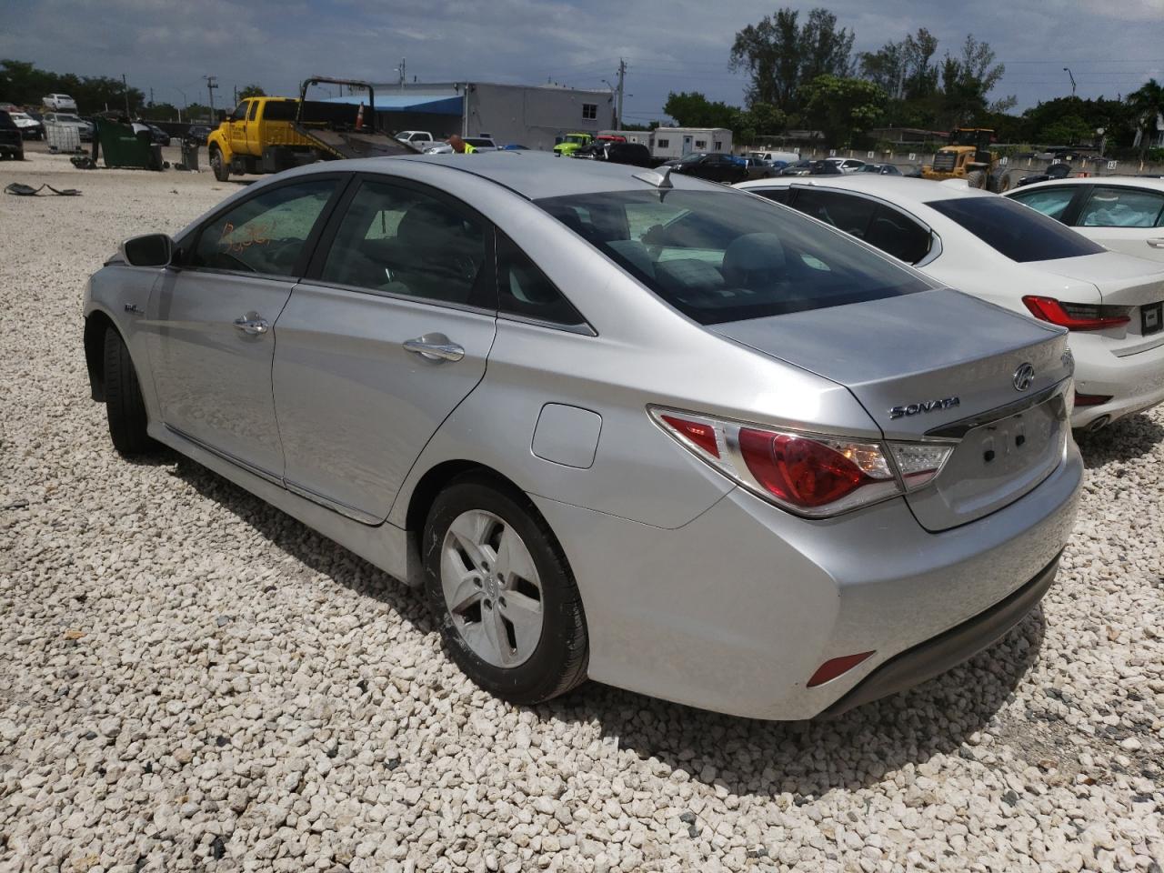 Photo 3 from auction – 2012 HYUNDAI SONATA HYB with VIN KMHEC4A49CA038391
