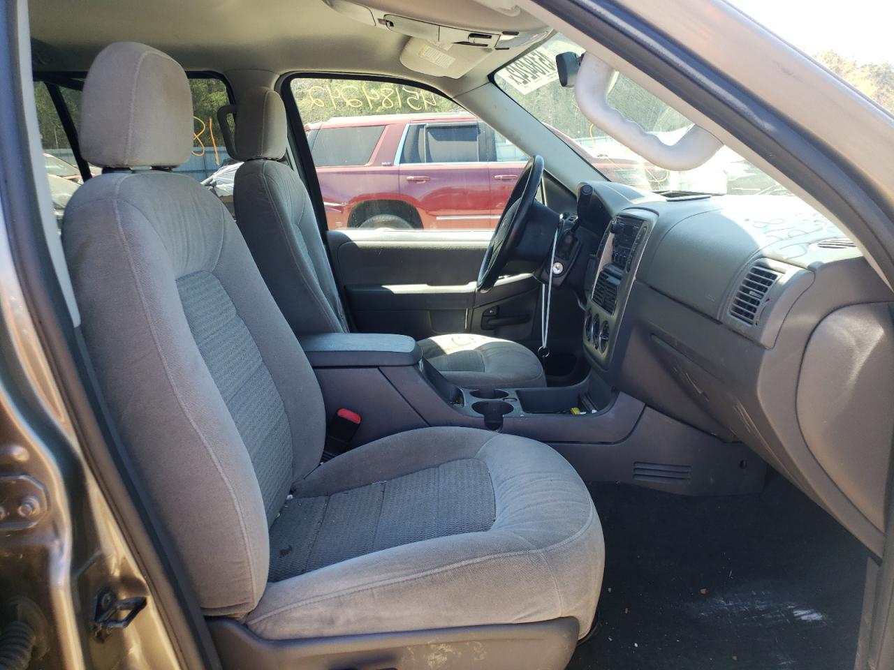 Photo 5 from auction – 2005 FORD EXPLORER X with VIN 1FMZU73E65UA84431