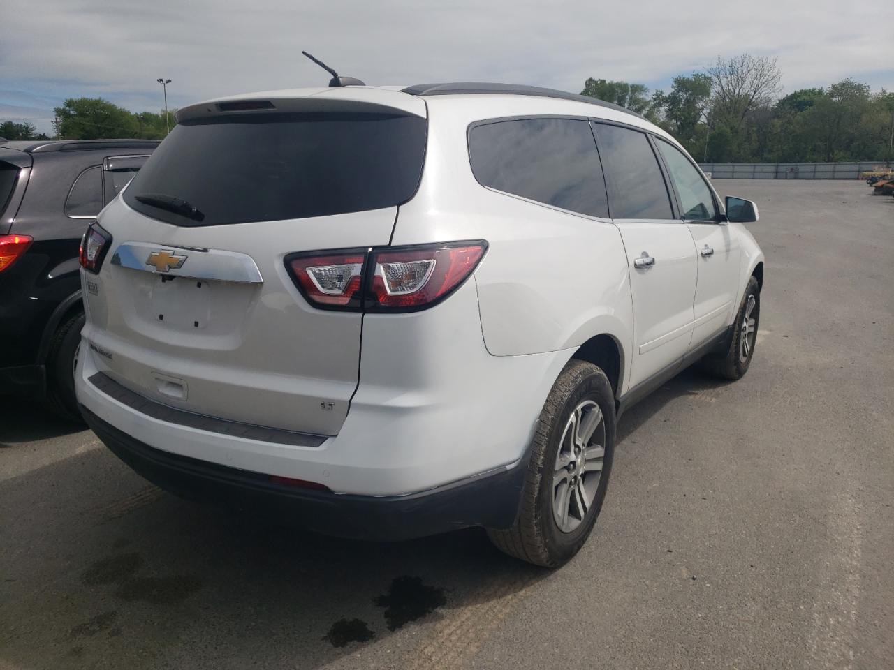 Photo 4 from auction – 2017 CHEVROLET TRAVERSE L with VIN 1GNKRHKD0HJ196807