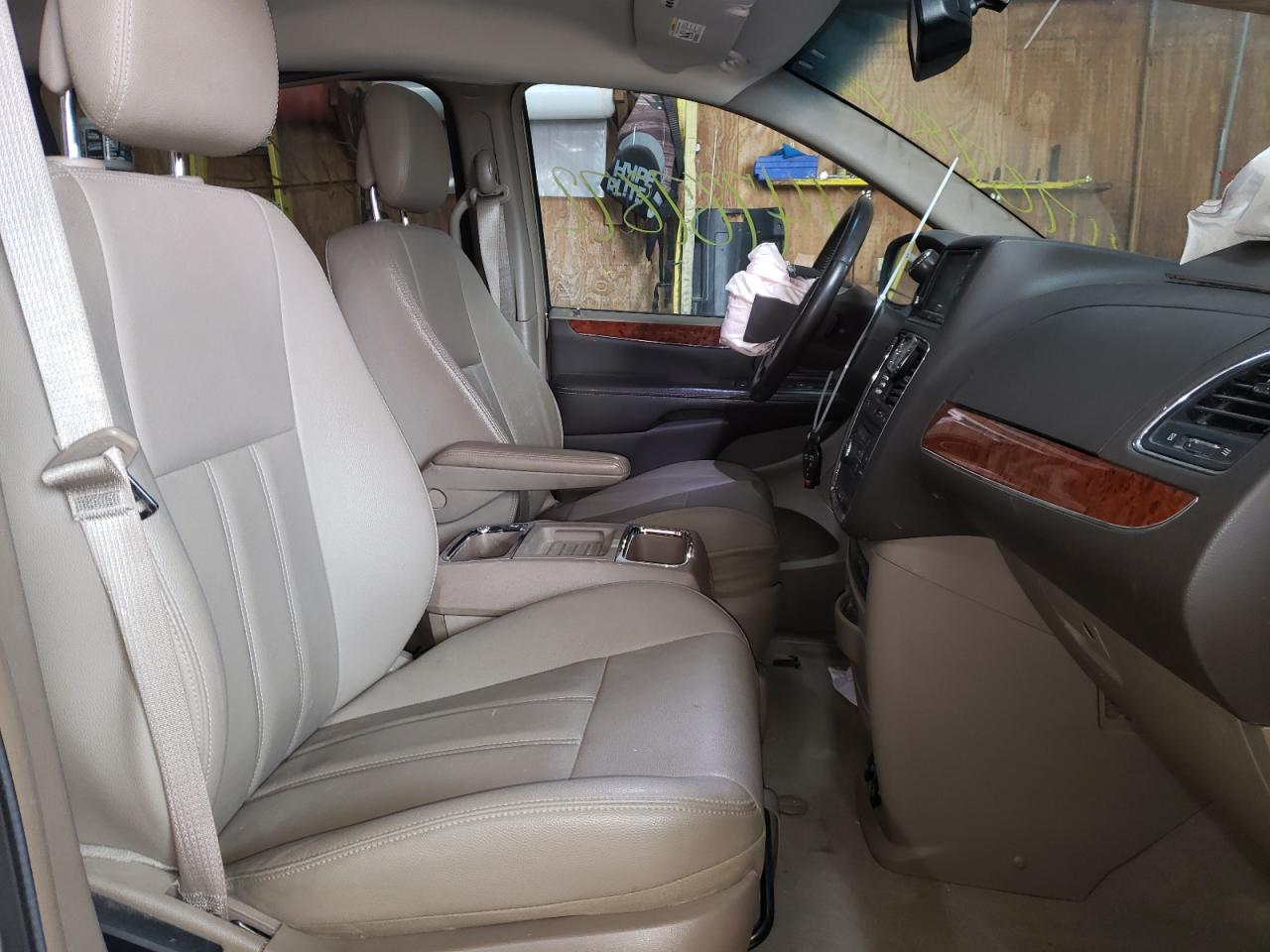 Photo 5 from auction – 2015 CHRYSLER TOWN & COU with VIN 2C4RC1BG3FR694714