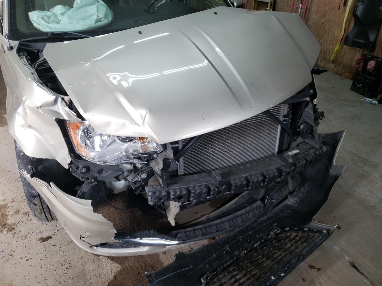 Photo 9 from auction – 2015 CHRYSLER TOWN & COU with VIN 2C4RC1BG3FR694714