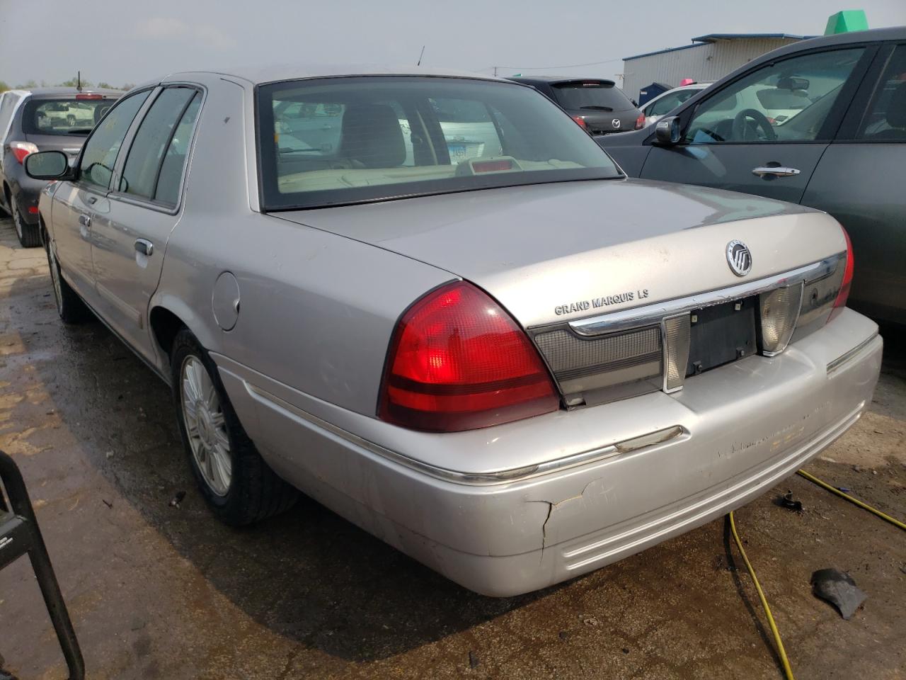 Photo 3 from auction – 2011 MERCURY GRAND MARQ with VIN 2MEBM7FV6BX601974