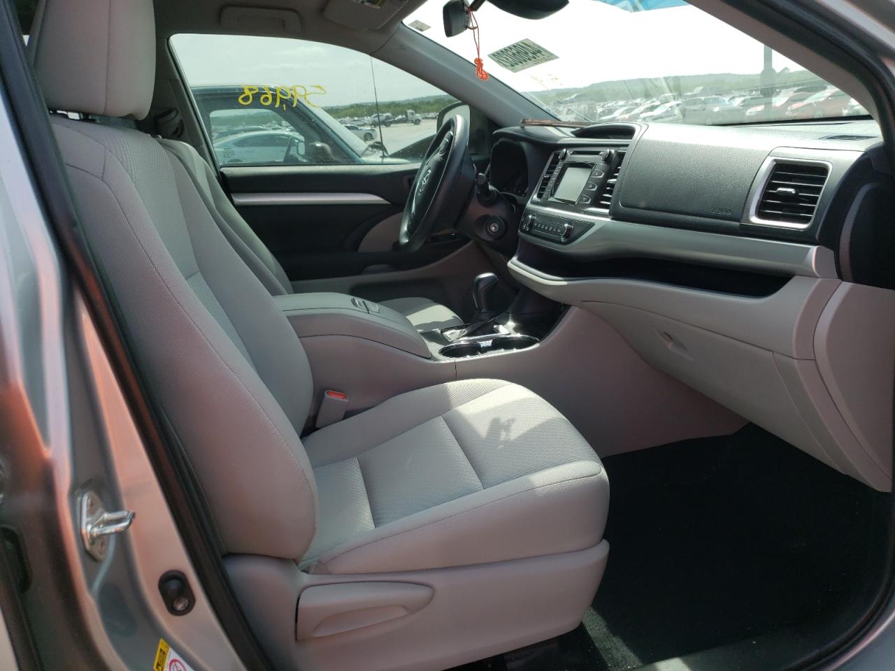 Photo 5 from auction – 2019 TOYOTA HIGHLANDER with VIN 5TDZARFH5KS046428