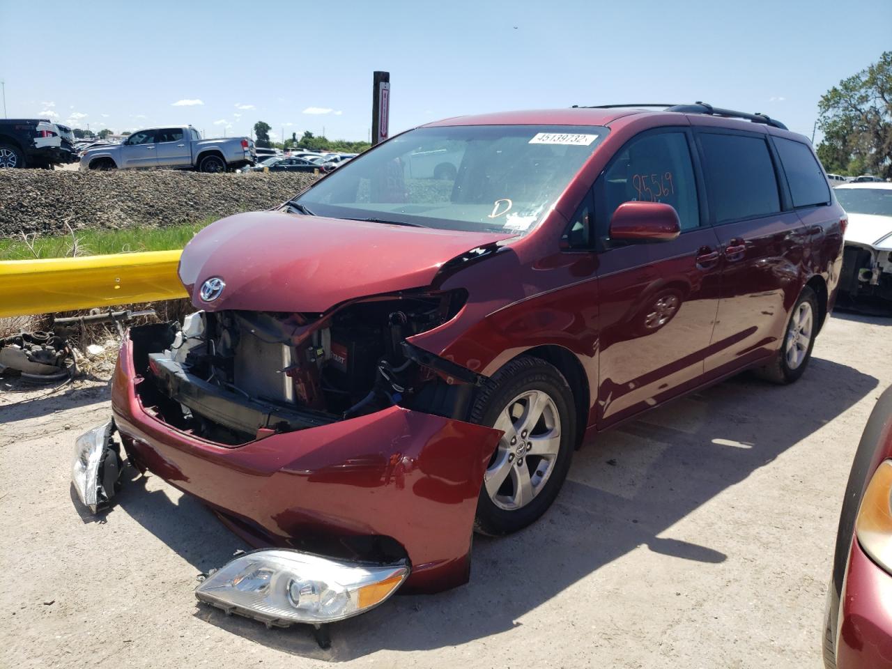 Photo 2 from auction – 2015 TOYOTA SIENNA LE with VIN 5TDKK3DC3FS558293