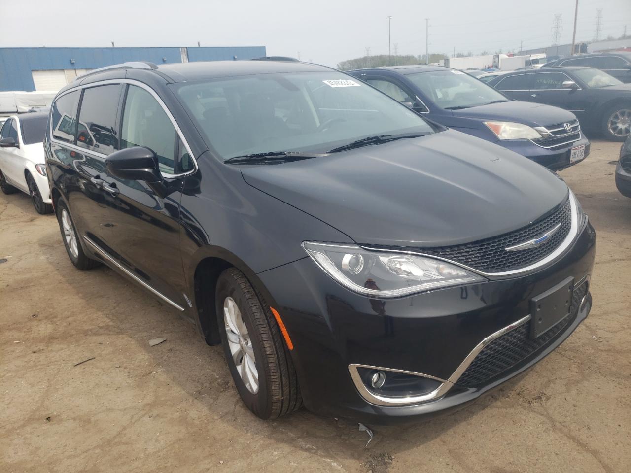 CHRYSLER PACIFICA T 2018 with VIN 2C4RC1EG2JR289481 - Photo from auction