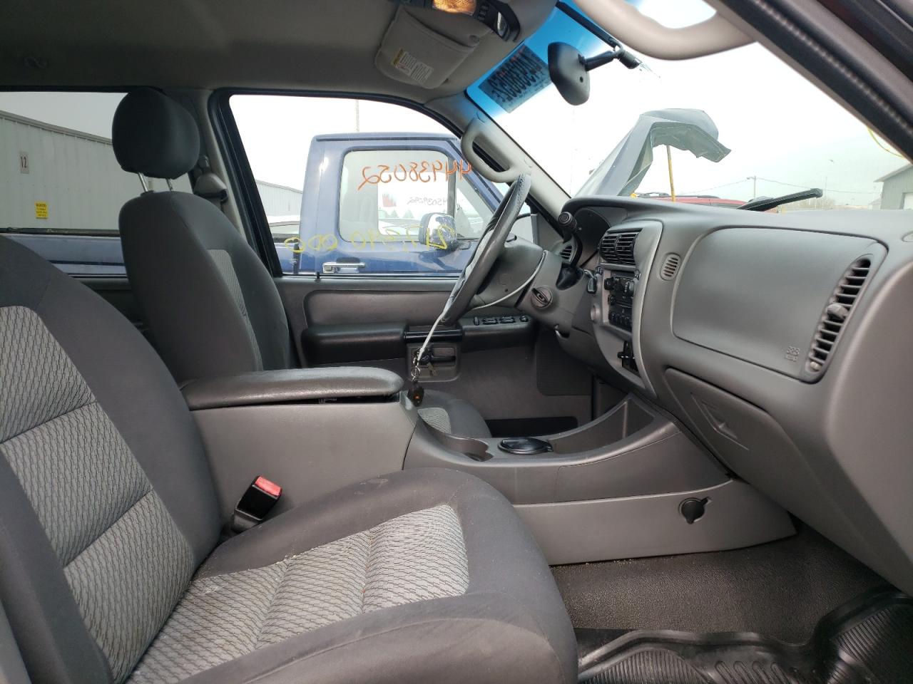 Photo 5 from auction – 2004 FORD EXPLORER S with VIN 1FMZU77K04UA52847