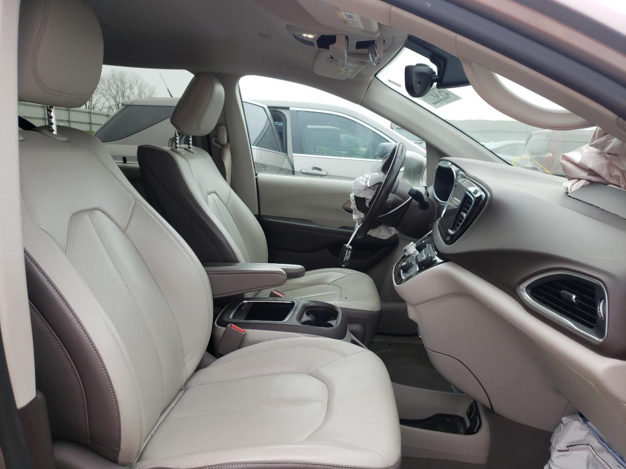 Photo 5 from auction – 2017 CHRYSLER PACIFICA T with VIN 2C4RC1EG7HR599717