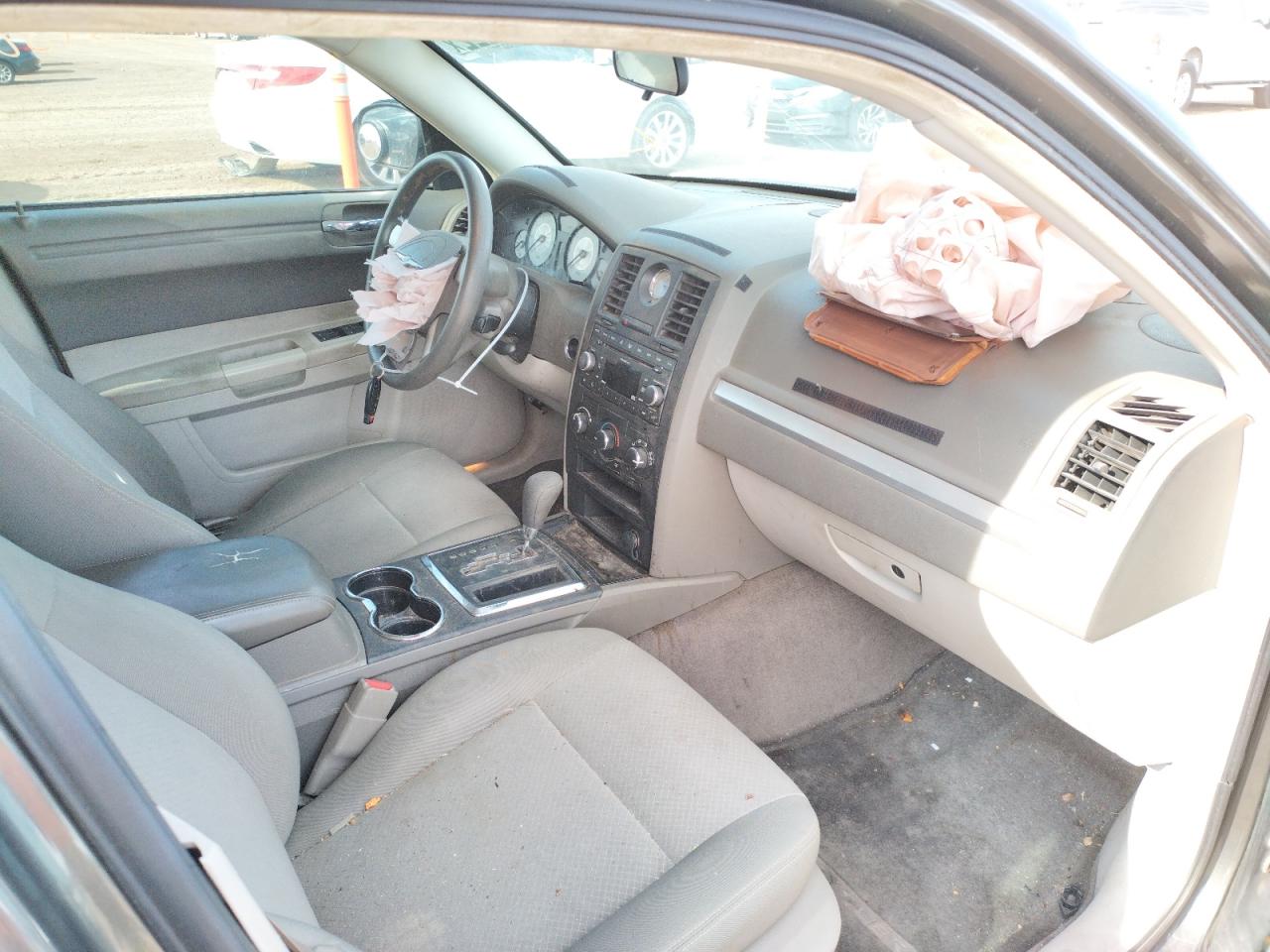 Photo 5 from auction – 2008 CHRYSLER 300 LX with VIN 2C3KA43R28H187857