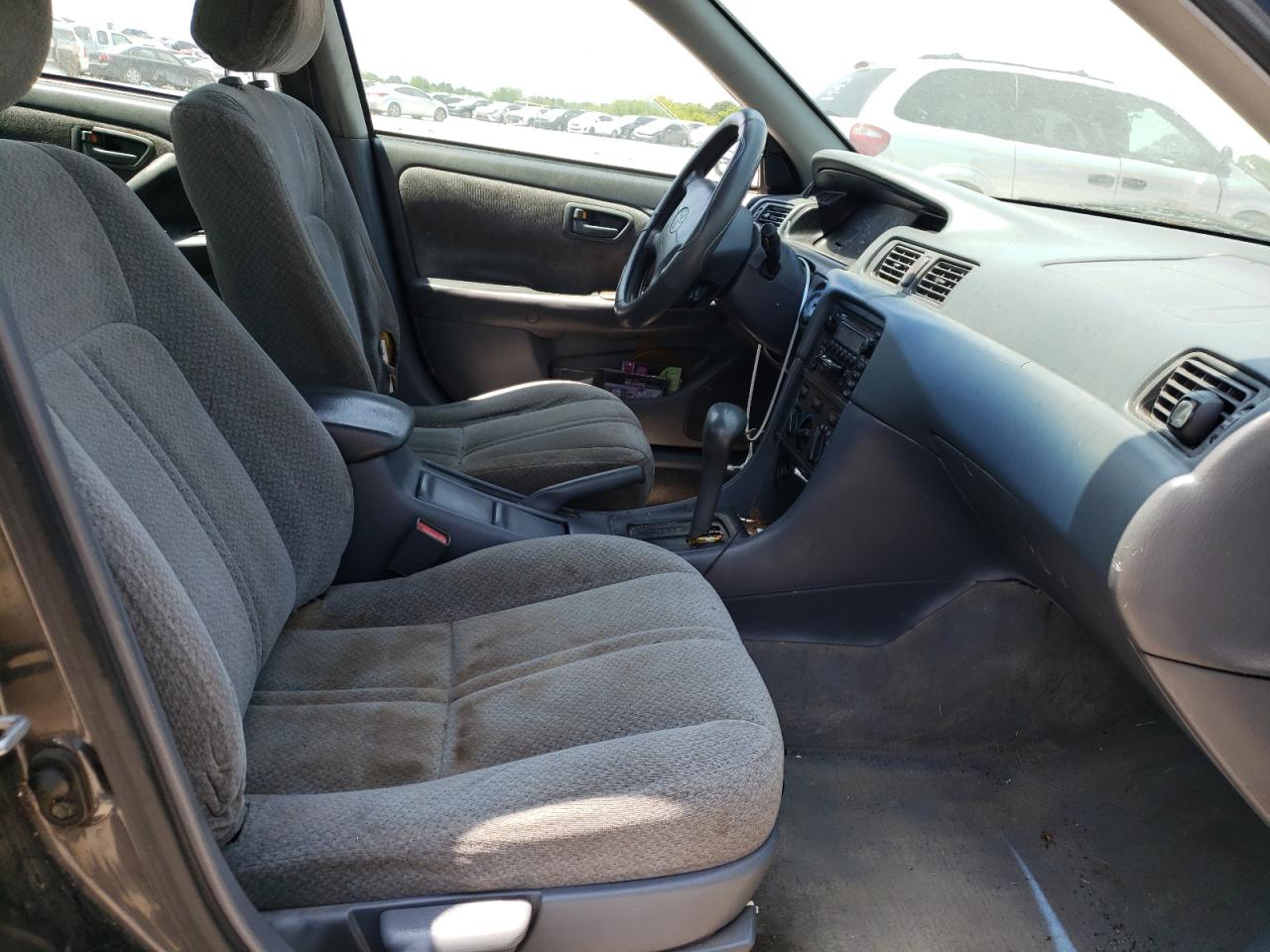 Photo 17 from auction – 2000 TOYOTA CAMRY CE with VIN 4T1BG22K6YU996161