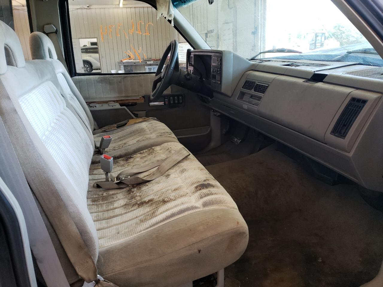 Photo 5 from auction – 1992 GMC SIERRA C15 with VIN 1GTEC14H3NE537460