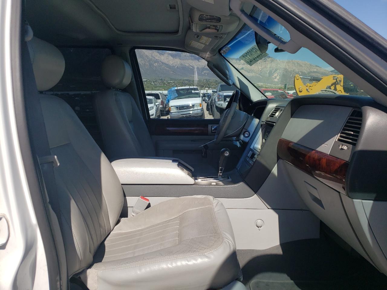 Photo 5 from auction – 2006 LINCOLN NAVIGATOR with VIN 5LMFU28596LJ02990