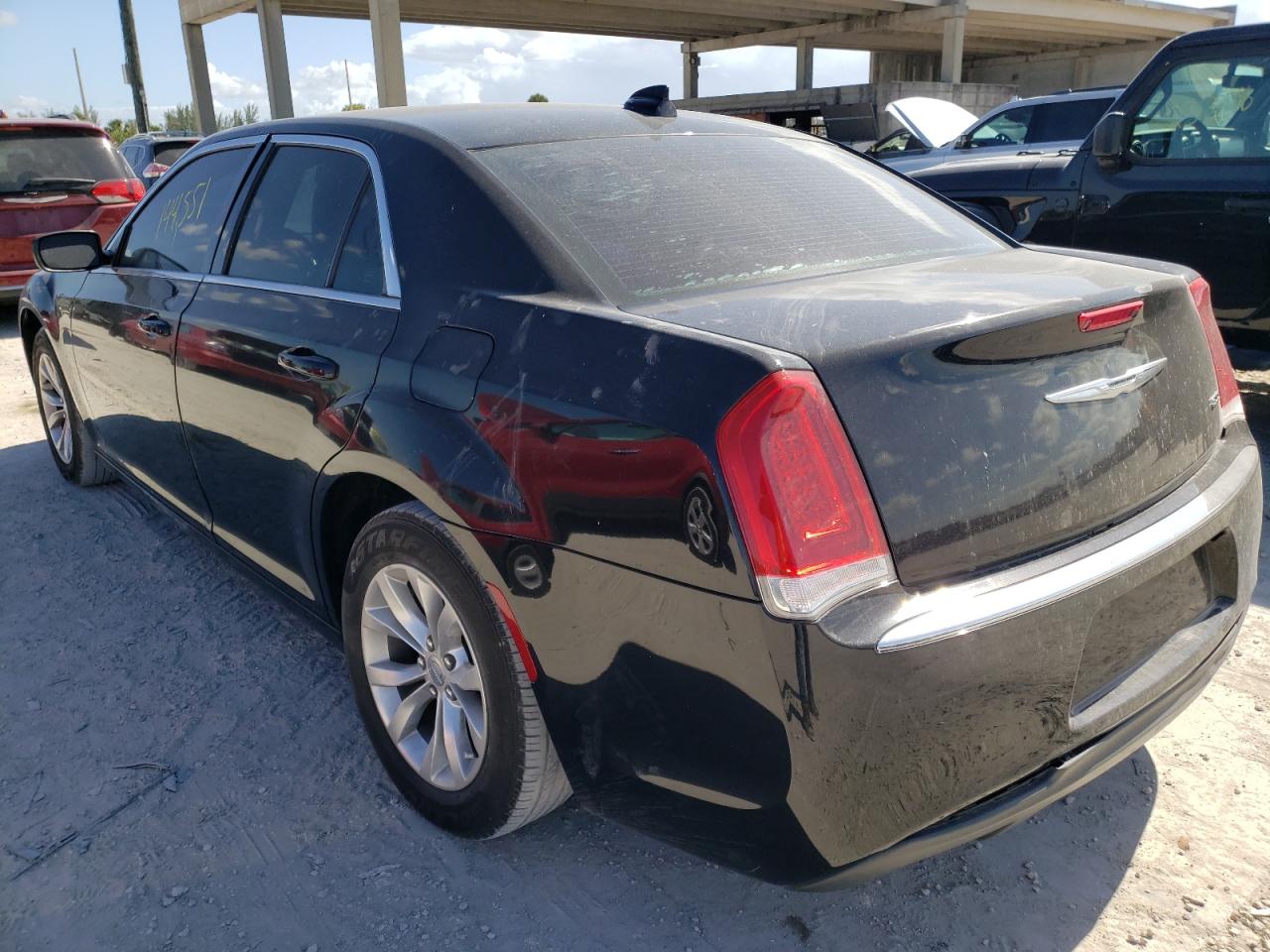 Photo 3 from auction – 2016 CHRYSLER 300 LIMITE with VIN 2C3CCAAG2GH161577
