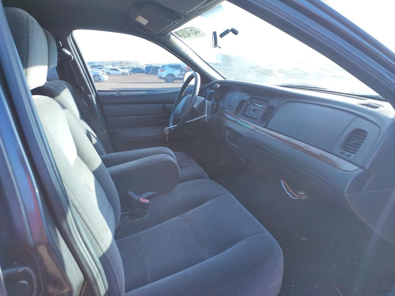 Photo 5 from auction – 2004 FORD CROWN VICT with VIN 2FAFP73W84X112783
