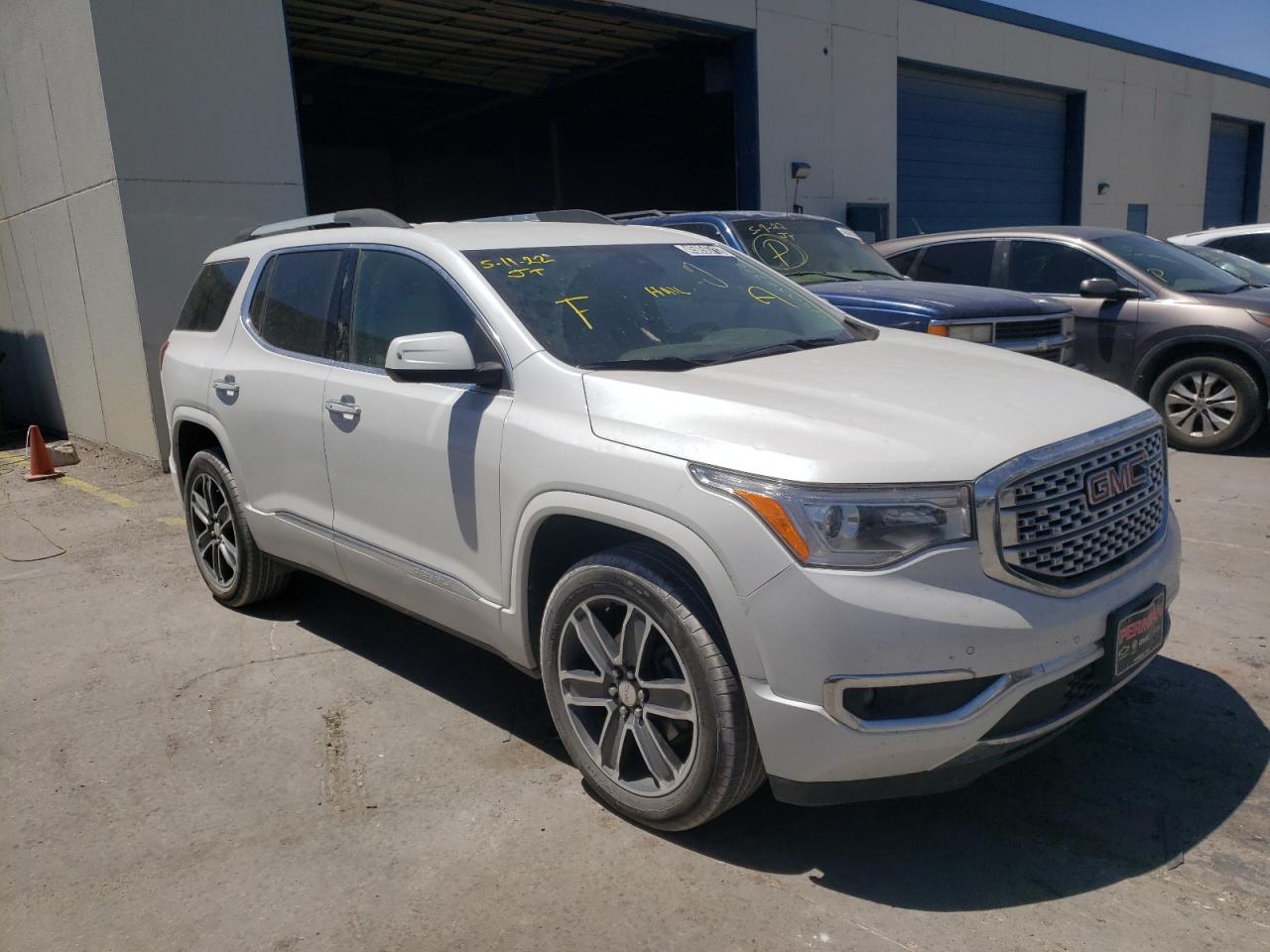 GMC ACADIA DEN 2018 with VIN 1GKKNPLS2JZ242371 - Photo from auction