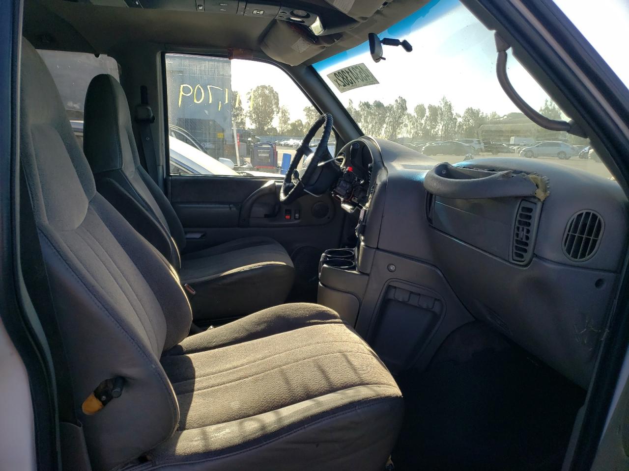 Photo 5 from auction – 2000 CHEVROLET ASTRO with VIN 1GNDM19W5YB212953