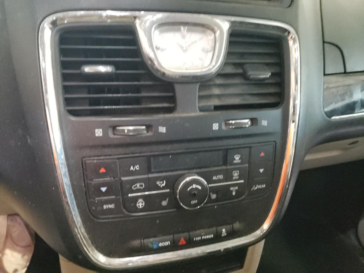 Photo 9 from auction – 2015 CHRYSLER TOWN & COU with VIN 2C4RC1CG4FR546814
