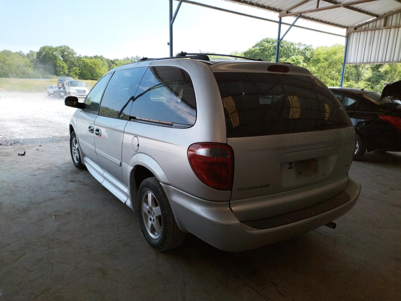 Photo 3 from auction – 2005 DODGE GRAND CARA with VIN 2D4GP44L05R596457