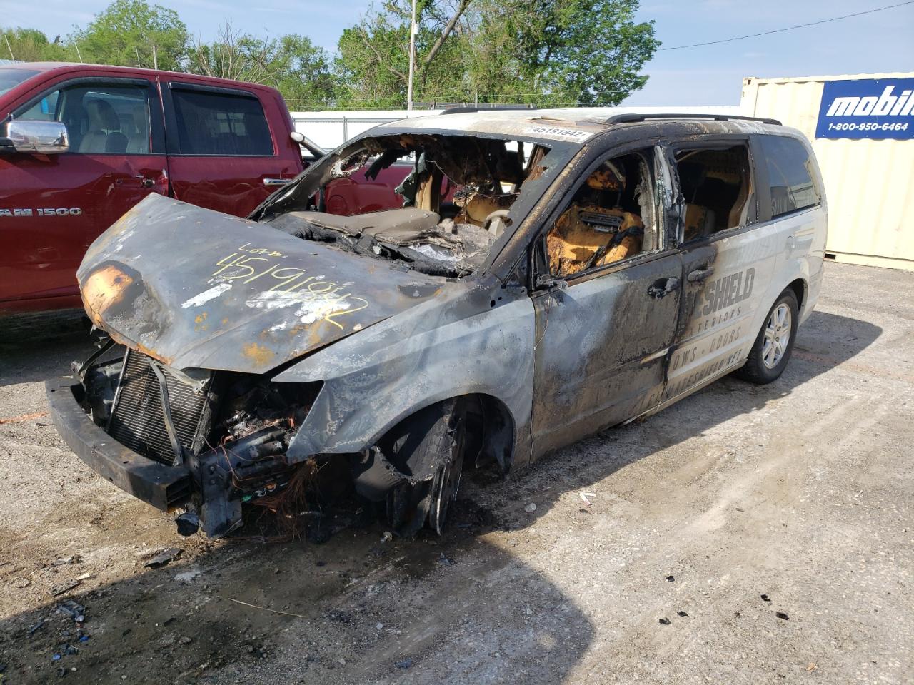 Photo 2 from auction – 2008 CHRYSLER TOWN & COU with VIN 2A8HR54P18R698903
