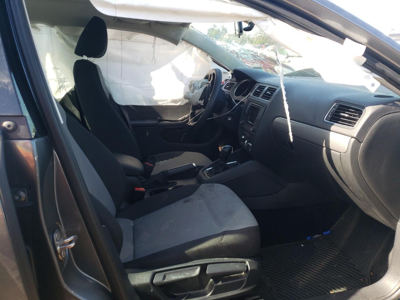 Photo 5 from auction – 2017 VOLKSWAGEN JETTA S with VIN 3VW2B7AJXHM405596