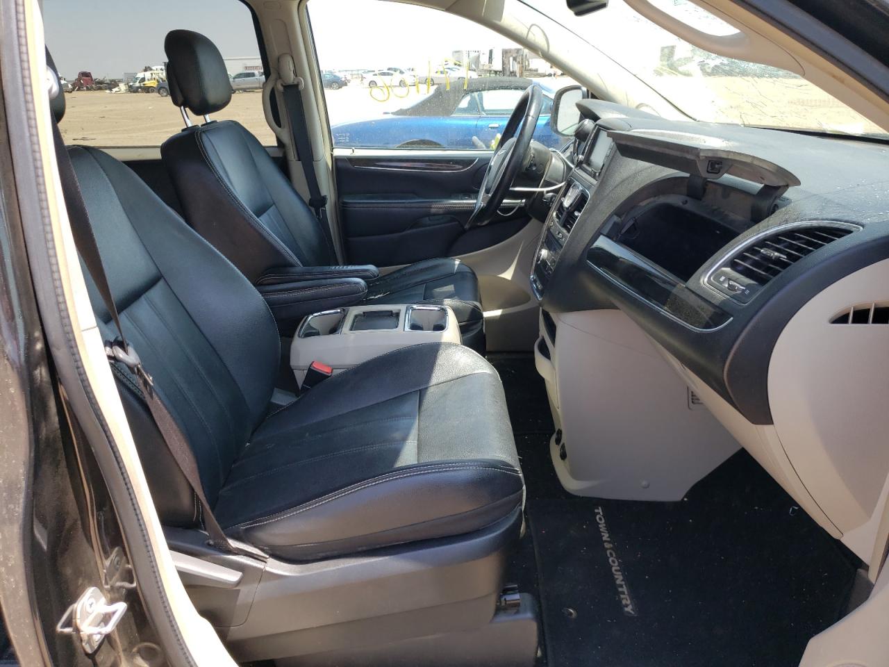 Photo 5 from auction – 2014 CHRYSLER TOWN & COU with VIN 2C4RC1BG1ER363600
