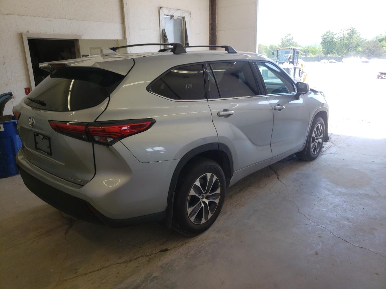 Photo 4 from auction – 2021 TOYOTA HIGHLANDER with VIN 5TDGZRBH2MS527150