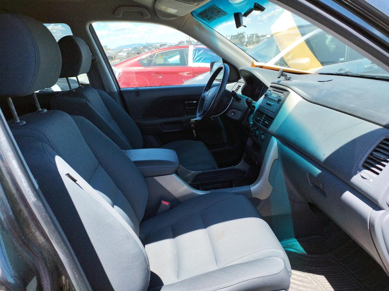 Photo 5 from auction – 2006 HONDA PILOT LX with VIN 5FNYF28126B012381